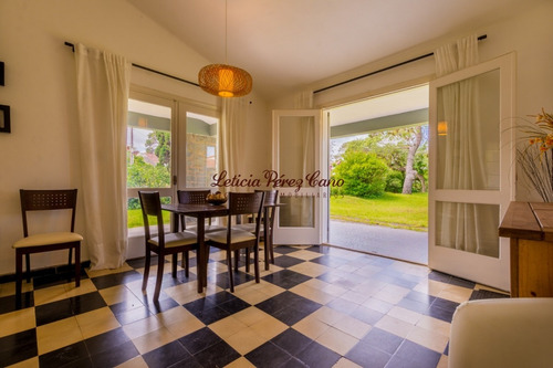 Venta De Casa En Playa Mansa, 3 Dormitorios- Ref: 19080