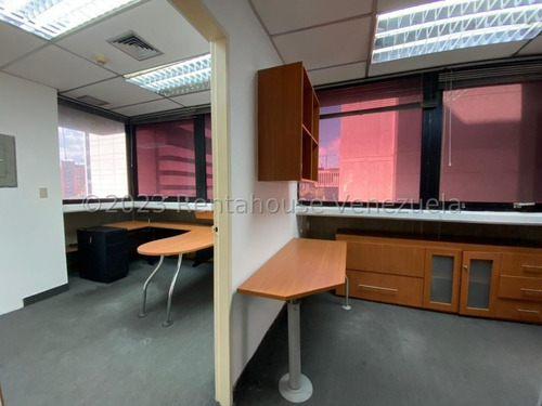 Imagen 3 de 14 de Amplia Y Cómoda Oficina De 206 Mts, Muy Bien Ubicada En El Corazón Del Rosal. Cuenta Con Mas De 15 Espacios De Trabajo, 5 Despachos Cerrados, Aire Acondicionado Central, Internet , 5 Puestos