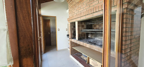 Casa Estilo Chalet 5 Ambientes Con Quincho, Pileta Y Cochera En Palomar