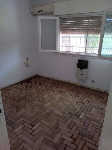 Casa Con 2 Dormitorios, Garage Cubierto Y Fondo Libre. Banfield Este.-