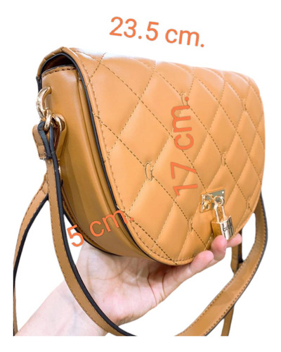 Bolso Cross Guess Mod. Vg915921 Color Camel Diseño Acolchado