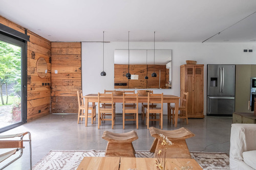 Casa Con Un Diseño Único Y Amplios Espacios