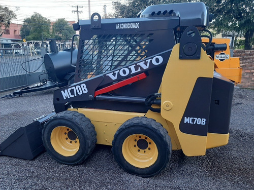 Imagem 2 de 8 de Mini Carregadeira Volvo Mc70b Ano 2009 Pintura Nova