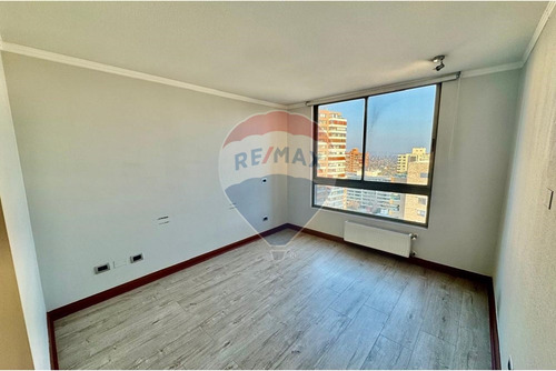 Amplio Departamento, Vista Despejada, Bajos Gastos Comunes
