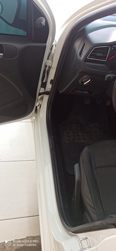 Imagem 14 de 15 de Volkswagen Voyage 2017 1.6 Msi Trendline Total Flex 4p