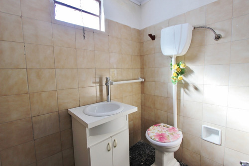 Alquiler De Casa En Jardines Del Hipódromo. Al Frente, 2 Ambientes O Dormitorios, 1 Baño, Cocina Definida, Patio-jardín.