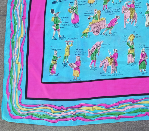 Pañuelo Vintage Años 50 Seda Natural Ruloté A Mano 91x86 Cm Turquesa Personajes Y Textos En Frances Unico (Usado)