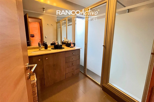 Casa En Venta En Los Arrayanes, Isla Teja Sur, 3 Niveles