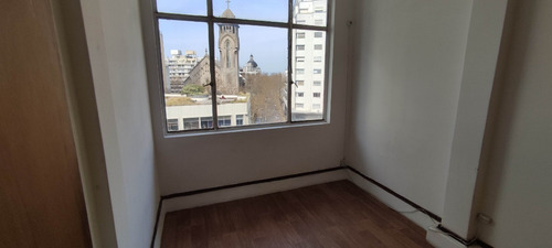 Monoambiente Sobre 18 De Julio Con Vista Despejada. Ideal Consultorio