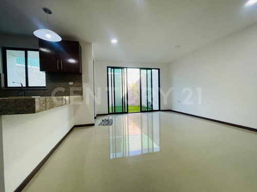 Venta Casa En Frac Sendero Del Fresno 3 Recamaras, 4 Baños, Con Jardín, Puebla