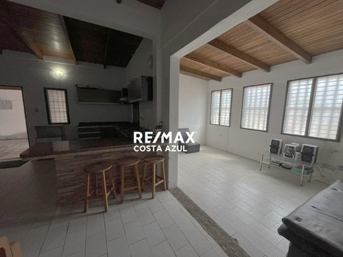 Remax Vende Amplia Casa En Conjunto Los Coralitos Tucacas