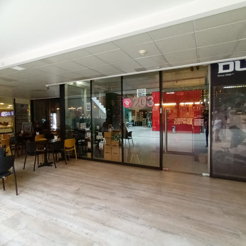 Local En Arriendo Con Terraza De Uso Y Goce