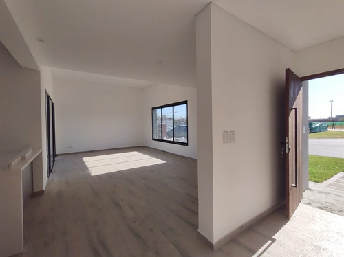 Imagen 3 de 18 de Antonini Modet - Casa En Venta En San Ramon - Pilar Del Este