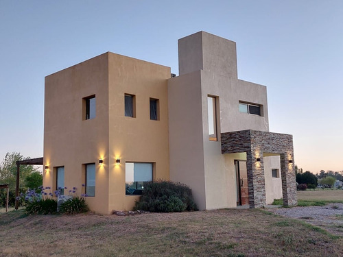 Espectacular Casa En Venta En Bario Puerto Chascomús