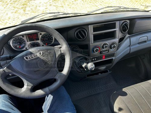 Iveco Daily 35s14 Ano 2015 Com Baú De 3,90 Mt