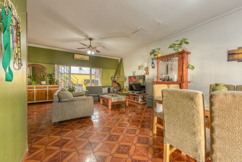 Venta Casa 5 Dormitorios En Boedo Cochera Patio