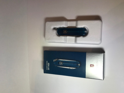 Imagen 2 de 5 de Navaja Victorinox Classic 58mm 7 Fun Sky High 0.6223.t61g