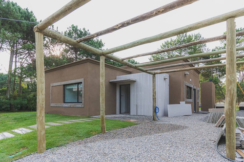 Imagen 3 de 25 de Venta Casa Con 3 Dormitorios Y Piscina En Parque Burnett Punta Del Este