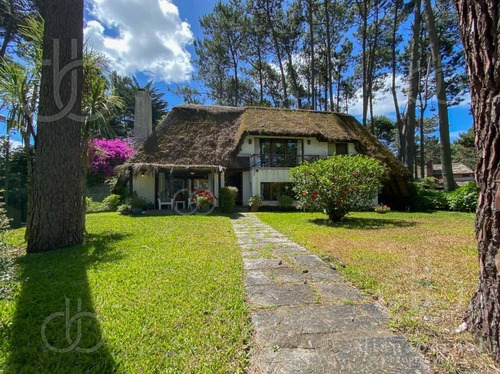 Cabaña De 3 Dormitorios Y Parrillero Techado En Pinares, Punta Del Este.- Ref: 1762