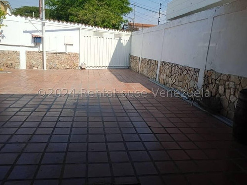Fantástica Quinta En Venta Urb San Jacinto, Maracay Tiene Área Social Con Piscina 24-23124 Hc