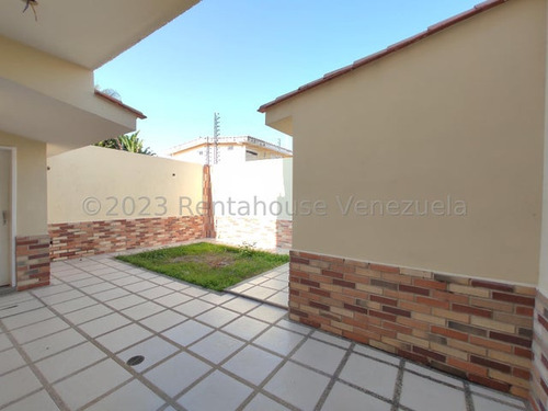 Townhouse En Obra Gris En Urb Andres Bello Maracay, Financiamiento Disponible. 23-18761 More