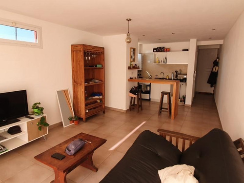 Imagen 3 de 12 de Piaggio Y Maipu, Departamento De Un Dormitorio, Con Patio - En Pleno Centro !