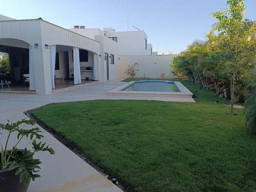 Casa De Una Planta Ubicada En Temozón Norte, Mérida.