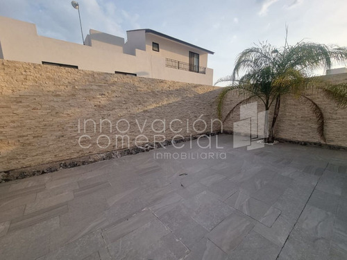 Casa En Venta De 4 Recámaras, En El Refugio, Torre De Piedra
