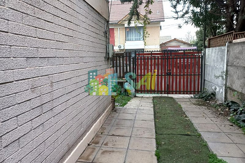 Comodísima Casa De Tres Pisos En Ciudad Satélite, Maipú.