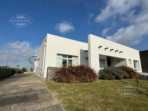 Casa En Venta En Colonia Del Sacramento Sobre Rambla Costanera, Barrio Sheraton