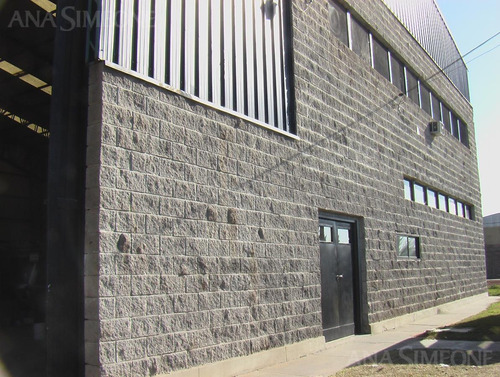 Importante Nave Industrial De 858m2