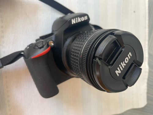 Nikon D3500 , Objetivo  Nikkor 18-55mm, Cargador.