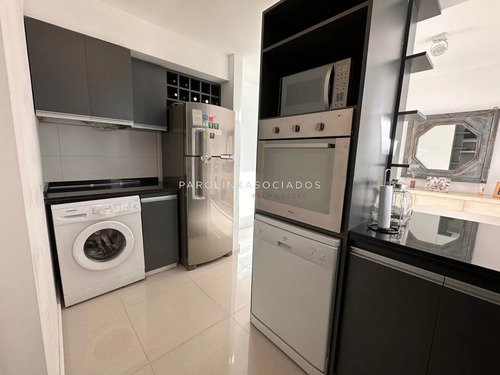 Apartamento En Venta De 2 Dormitorios Y Medio En Torre Icon, Punta Del Este.