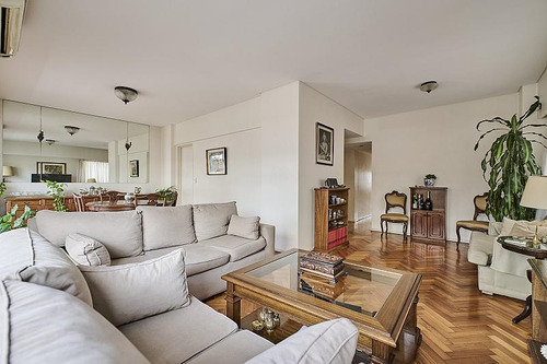 Piso De Cuatro Ambientes Con Cochera En Barrio Norte