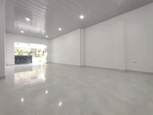 Local En Arriendo En Avenida Libertadores. Cod A23870