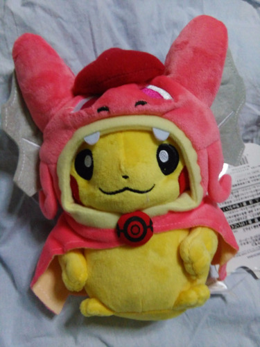 Peluche Pikachu Cosplay Garados (rosa) Pokemon Center