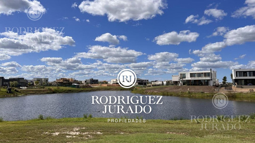 Terreno A Laguna Abierta En Barrio El Naudir