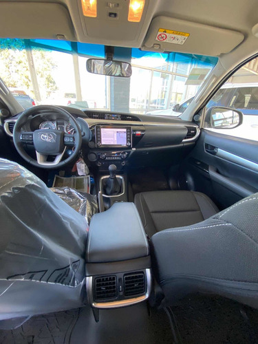 Imagen 9 de 12 de Toyota Hilux 2022 2.8 Cd Srv 177cv 4x2