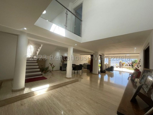 23-30160 Venta Hermosa Casa, Completamente Remodelada Y Decorada Con Muy Buen Gusto