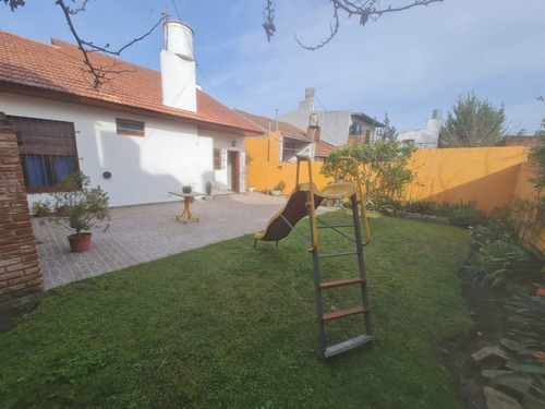 Chalet 4 Ambientes Con Parque. Barrio San Cayetano.