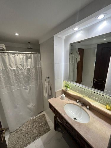 En Venta Piso Unico De 6 Amb Con Cochera En Excelente Ubicacion En Lanus (410)