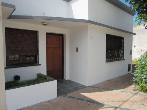 Casa En Venta - 2 Dormitorios 2 Baños - 314mts2 - Chivilcoy