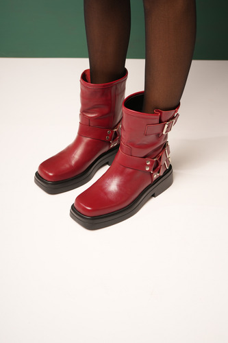 Borcegos Botas Mujer Estribo Hebillas Taco Bajo Cuero Abril