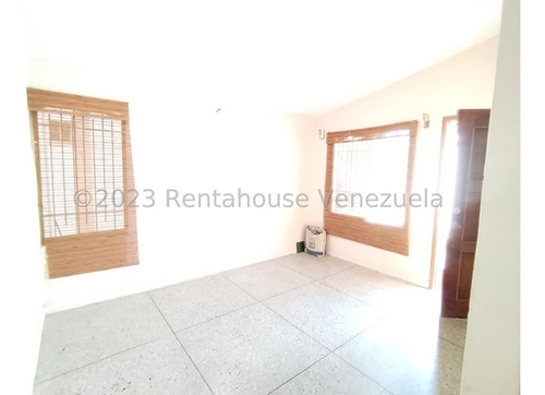 Casa En Venta Urbanización Chucho Briceño Cabudare Lara (24-9408) // Invierta Seguro Con Rentahouse//