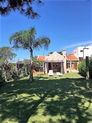 Cómoda Casa En Alquiler En Manantiales, Amplio Jardín Con Buen Parrillero.- Ref: 330