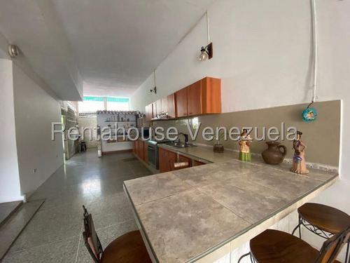 Casa En Venta Resd El Castaño Ubicado En Cabudare, Codigo 2 5 1 5 4 3 4, Mildred, Descubre Tu Nuevo Hogar En Este Espectacular Conjunto Cerrado, La Casa Cuenta Con Varios Ambientes Bien Distribuidos