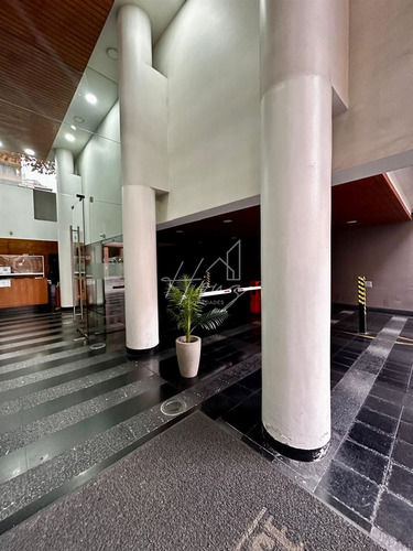 Excelente Oficina Amoblada En Arriendo 3 Privados- 2 E