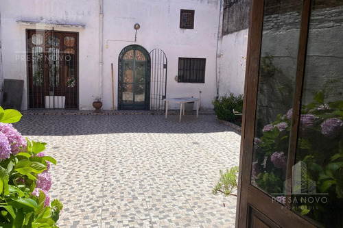 Casa En Venta En La Comercial Con Ambientes Amplios, Barbacoa Y Garaje