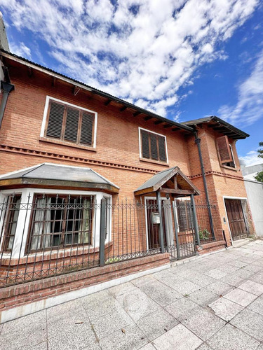 Casa En Venta De 6 Amb., 5 Dorm., Patio Y Cochera. Centro Campana