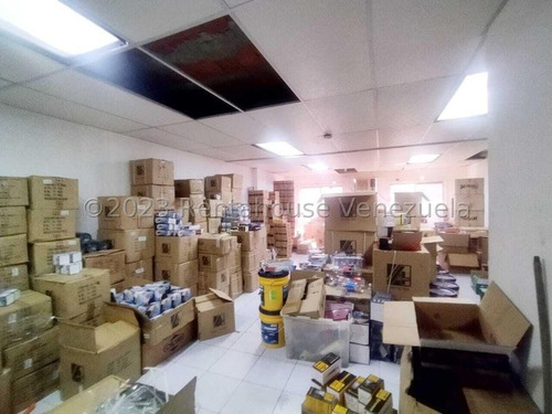 En Pleno Centro De La Ciudad Maracay Oficina En Venta En Piso Medio Db 24-15539
